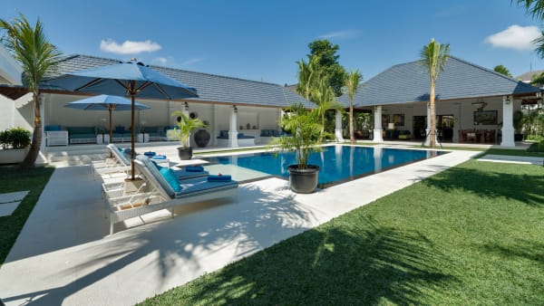 Villa Windu Asri - Airy lawn and pool area